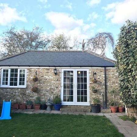 Cosy Cottage Annex In Fairlop イルフォード エクステリア 写真