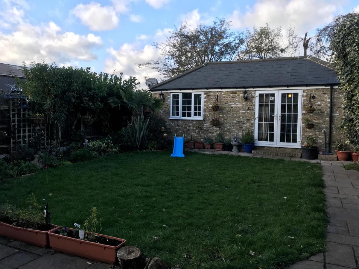 Cosy Cottage Annex In Fairlop イルフォード エクステリア 写真