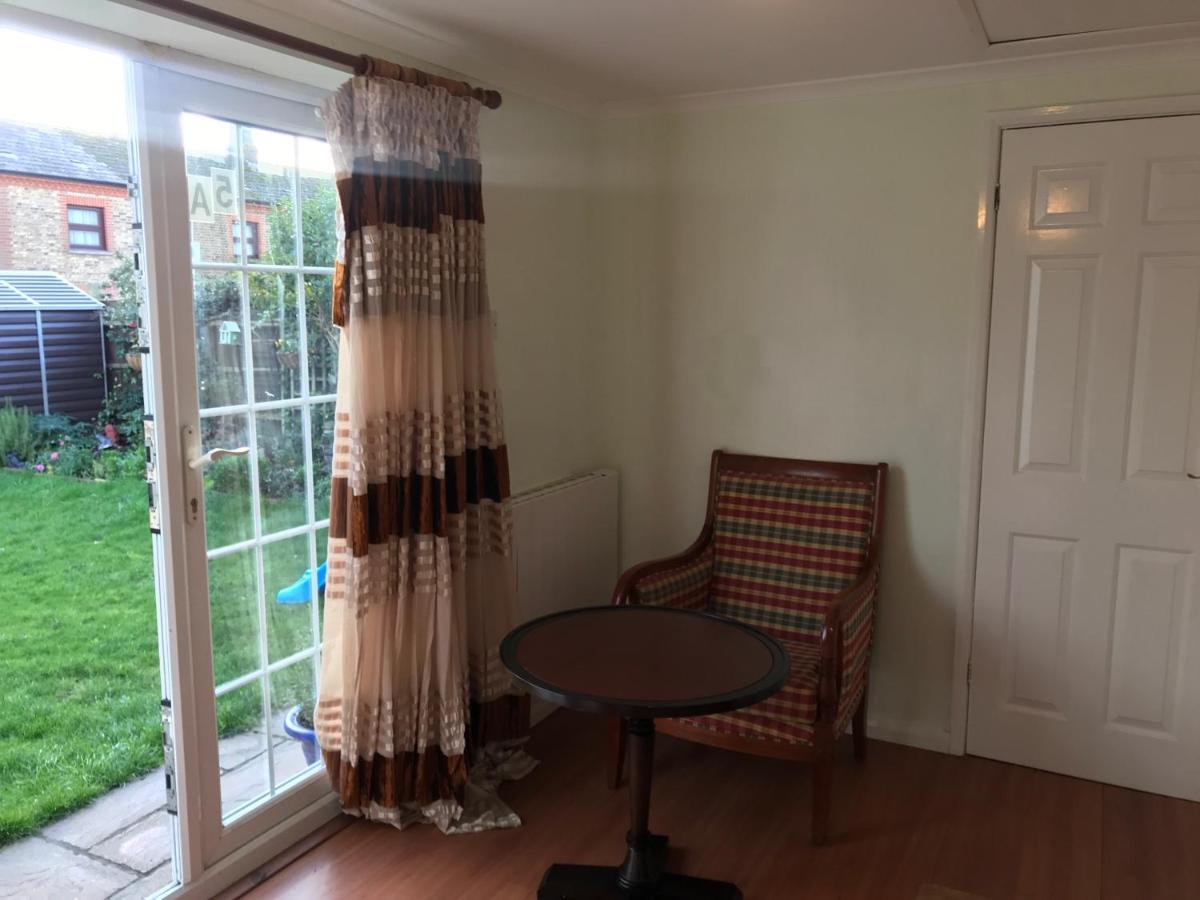 Cosy Cottage Annex In Fairlop イルフォード エクステリア 写真