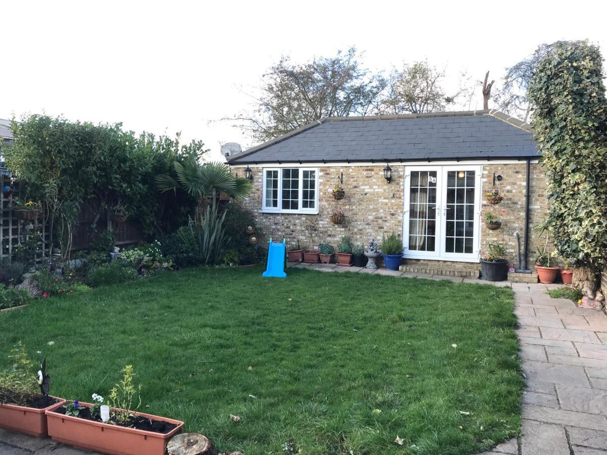 Cosy Cottage Annex In Fairlop イルフォード エクステリア 写真